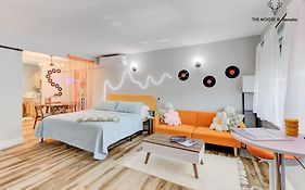 The Moose #10 - Stylish Loft With King Bed, Free Parking & Wi-Fi